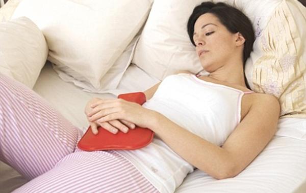 A linhaça tem um papel importante no equilíbrio hormonal por causa da alta concentração das chamadas lignanas, que imitam a ação do hormônio feminino, o estrógeno. Quando as mulheres estão em baixa de estrógeno, como na menstruação ou na menopausa, a linhaça faz uma reposição desse hormônio, prevenindo ondas de calor e fraqueza emocional.