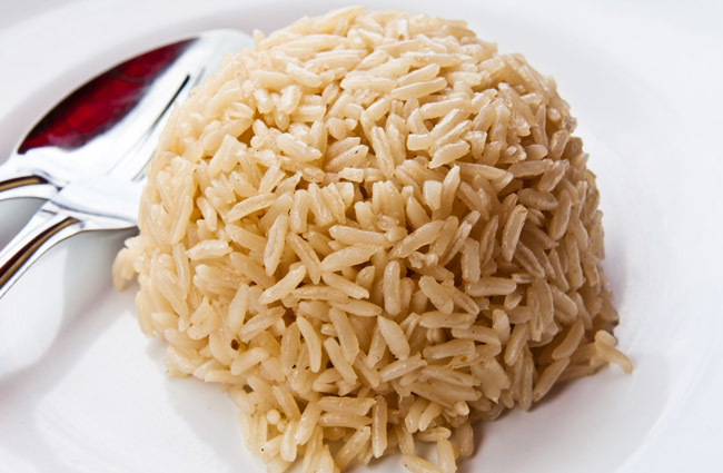 Um cereal rico em carboidratos, fibras e vitaminas do complexo B. O arroz integral é quase um marginal do sistema por causa da sua versão refinada, tenho ganho a fama de não ser saboroso. O que não é verdade, tudo depende da forma como é preparado. É muito mais benéfico para a saúde pois sue versão refinada tem menos 75 por cento dos nutrientes