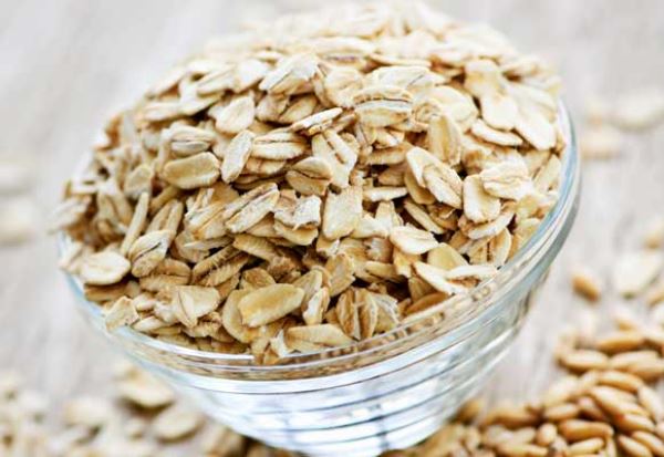 É um excelente energético e altamente recomendado para quem pratica atividade física. É rica em vitamina B, cálcio, ferro, potássio, magnésio e manganês. A aveia também é fonte de beta-glucana, fibra que ajuda a diminuir a glicose no organismo. A aveia também ajuda a baixar as taxas de colesterol.