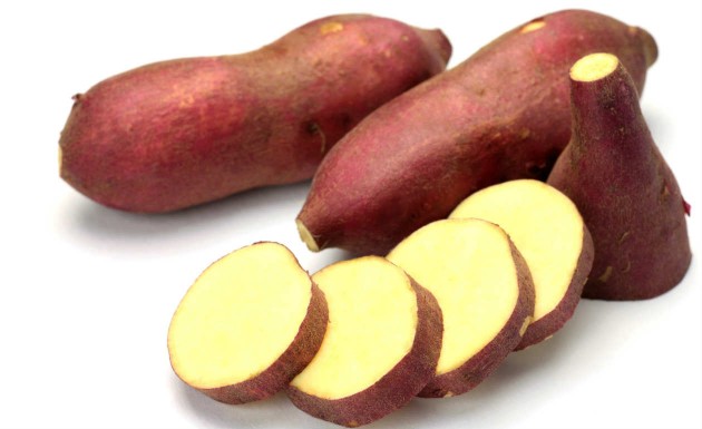 É muitas vezes vista com cara feia. Tem gente que estranha o fato dela ser doce. Outros pensam que tem muitas calorias. Apesar de ser duas vezes mais calórica e de ter mais carboidratos que a batata inglesa, é uma ótima fonte de vitamina C, fibras e potássio. Versátil, pode ser usada em pratos doces e salgados é é uma boa companhia para o verão: rica em betacaroteno, o componente que lhe garante um bronzeado saudável.