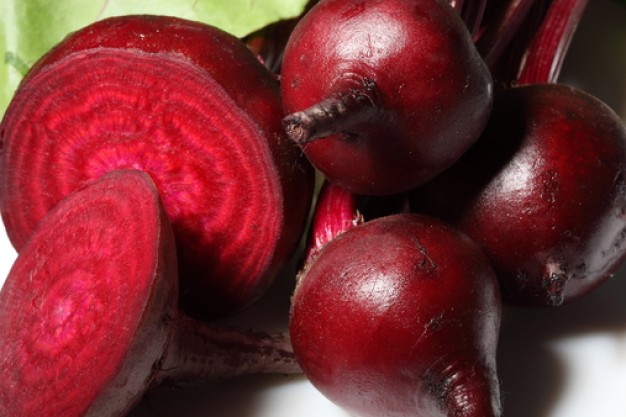 A beterraba é outra grande injustiçada das dietas. O que poucos sabem é que é uma grande ajuda no combate ao cansaço. Pesquisadores descobriram que o nitrado encontrado nela reduz o consumo de oxigênio e desacelera o processo que leva ao cansaço e à fadiga. O ideal é tomar um suco de beterraba antes de praticar atividade física.