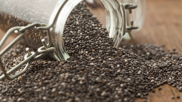 A semente mexicana que ganhou fama no Brasil é umas das melhores opções para o café-da-manhã.Além das fibras, ela produz uma espécie de gel no estômago que prolonga a saciedade. E ela tem mais proteínas que o arroz, flocos de milho, trigo e até da famosa aveia. Também tem potássio, cálcio, fósforo, magnésio, ferro e ômega-3. Como o sabor é leve, recomenda-se misturá-la em sucos, vitaminas e iogurtes.
