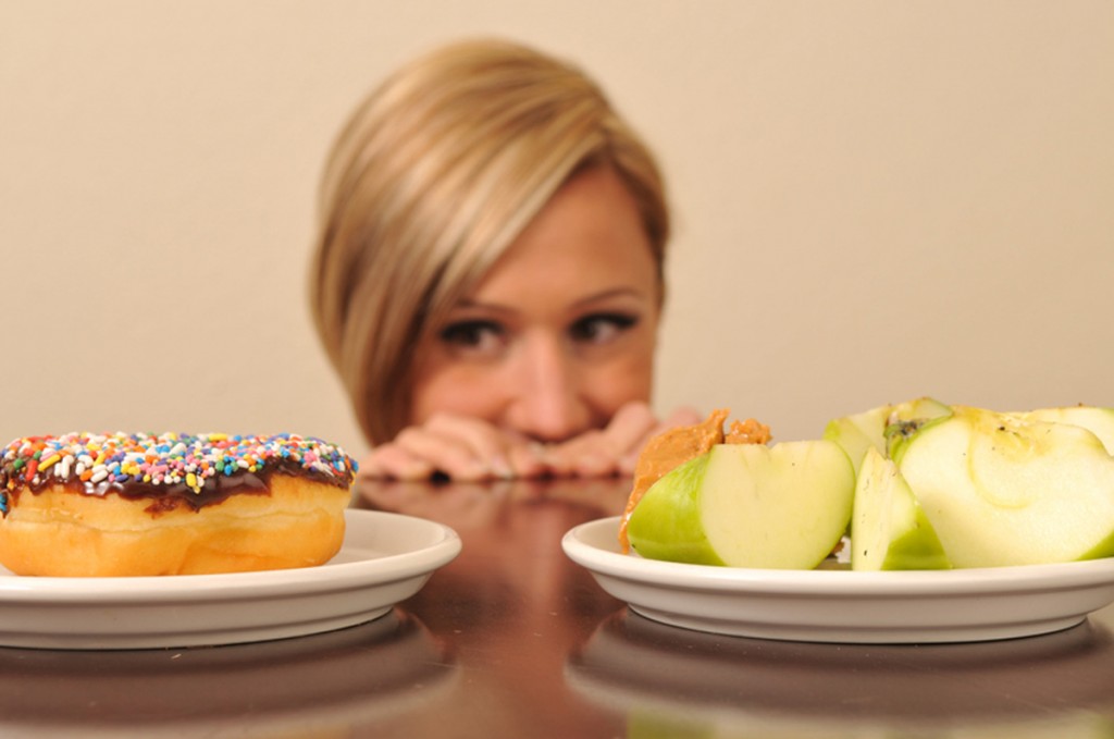 É um ingrediente fundamental para quem não resiste a uma guloseima ou sofre de diabetes. O óleo ajuda a manter estáveis os níveis de açúcar no sangue e desestimula a liberação de insulina, o que faz diminuir a compulsão por carboidratos. O óleo de coco favorece a entrada de insulina nas células, normalizando a taxa de açúcar no sangue.