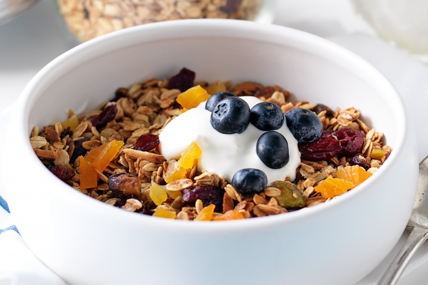 É um mix de cereais com frutos secos com muito mais nutrientes que os cereais puros. O ideal é consumir a versão sem açúcar, até porque as frutas já são doces. É diferente da granol porque possui muitos cereais crus.