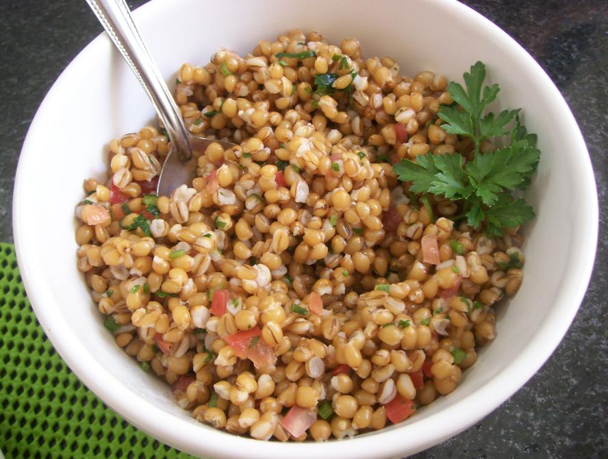 O grão do trigo, ao contrário dos cereais refinados, mantem o germe e o farelo. Para disfarçar um pouco o gosto do trigo integral, que é meio amargo, você pode fazer uma salada com outros vegetais ou misturá-lo a frutas ou iogurte.