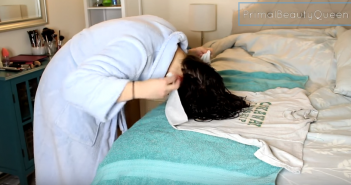 Ela tem cabelo cacheado e dormiu com uma camiseta enrolada na cabeça. Veja o que aconteceu!